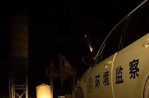 環(huán)境監(jiān)察人員來到非法攪拌站現(xiàn)場(chǎng)