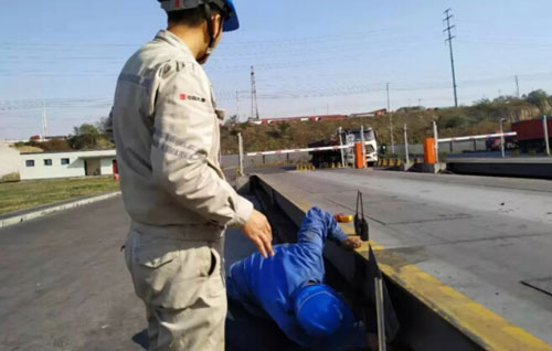 我司張工上門(mén)處理客戶煤場(chǎng)地磅儀表盤(pán)顯示故障