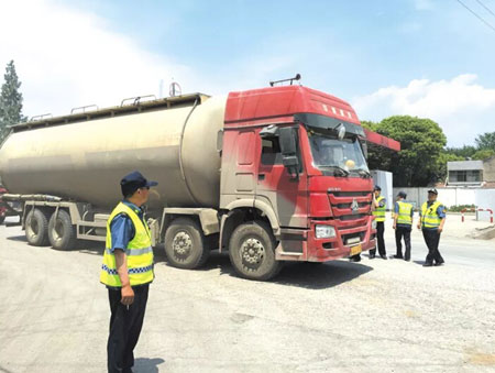 配發(fā)超限檢測地磅 嚴(yán)厲打擊超限超載運輸行為